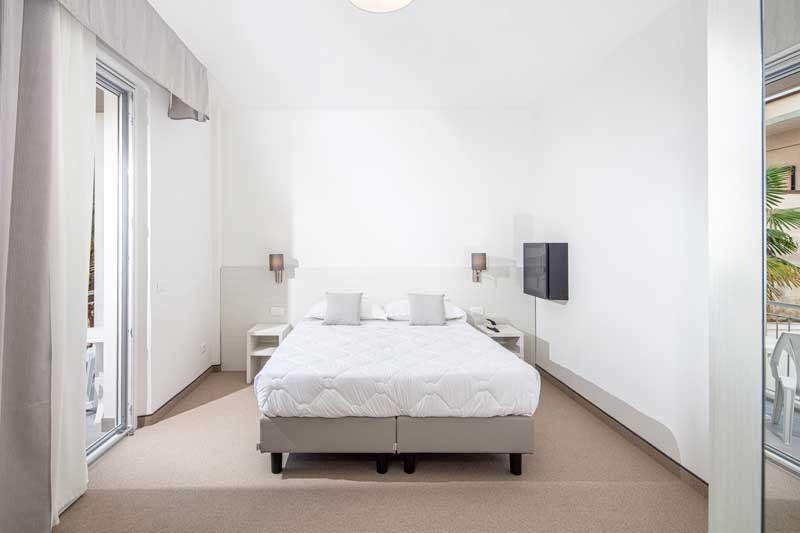 Komfort szoba kétszemélyes ággyal és erkéllyel