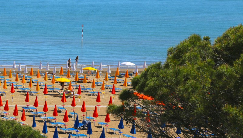 Strandliegen , Sonnenschirme an  Strand